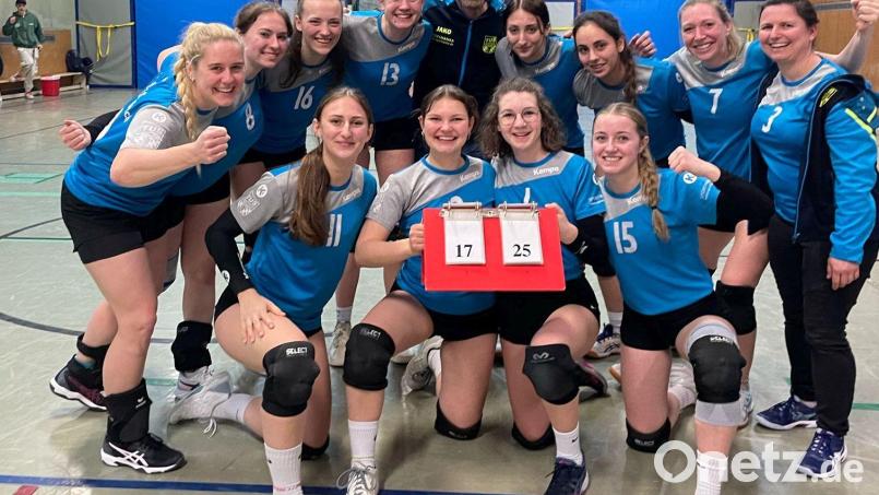 Die Volleyballerinnen des TuS Schnaittenbach steigen in die Bezirksklasse Nord auf. Das Bild zeigt: (hinten von links) Anja Lindner, Hannah Kausler, Sonja Lang, Ida Hanft, Trainer Harald Kausler, Teodora Vislavski, Aleksandra Heinemann, Martina Müller, Manuela Rindfleisch; (vorne von links) Emily Auer, Luisa Schlosser, Verena Bühler und Maleen Kellner. Es fehlt Co-Trainer Wolfgang Büller. Bild: Harald Kausler