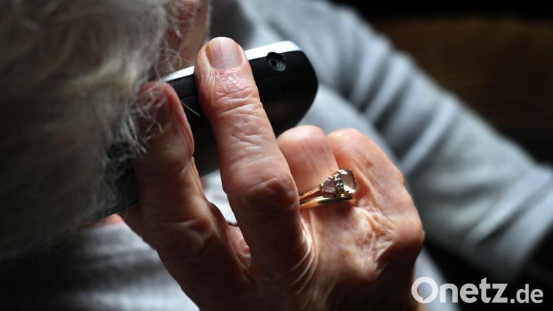 Unbekannte haben von einer Seniorin mehrere Tausend Euro erbeutet. Symbolbild: Karl-Josef Hildenbrand/dpa