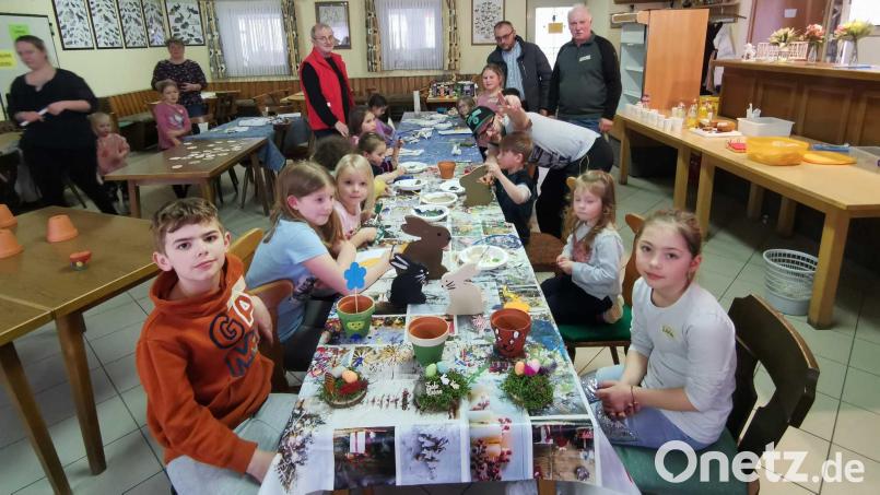 Die Kinder basteln im Vereinsheim der Kleintierzüchter in Pfrentsch vielfältige österliche Kreationen. Bild: gz
