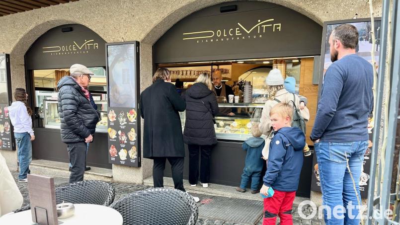 Das Eiscafé Dolce Vita in Weiden berechnet den Kunden dieses Jahr 1,80 Euro pro Kugel. Für Premiumsorten müssen die Kunden zwei Euro zahlen. Bild: Gabi Schönberger