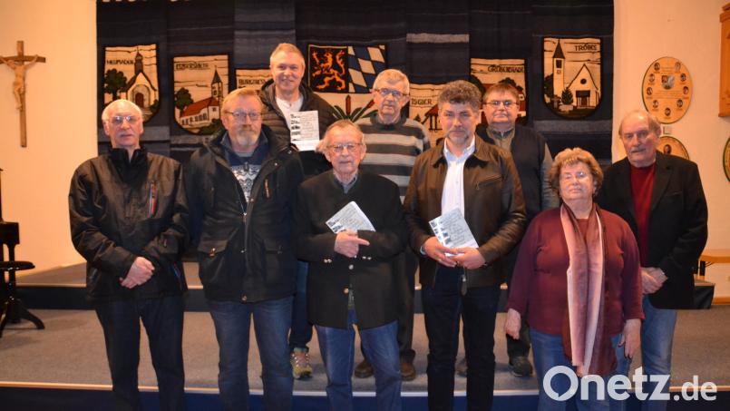 Die Autoren des Heimatkundlichen Arbeitskreises stellen mit ihrem Sprecher Peter Garreiss (Vierter von links) den Bürgermeistern Bernhard Rom (Vierter von rechts) und Helmut Meindl (Dritter von links) die 11. Spurensuche vor. Bild: Heimatkundlicher Arbeitskreis Moosbach/exb