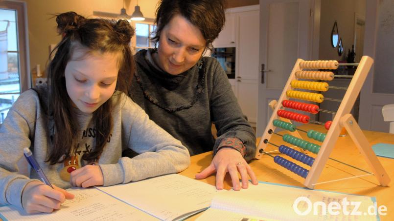 Mathe-Hausaufgaben sind kein Zuckerschlecken - weder für die elfjährige Annelie noch für Mama Susanne. Bild: stg