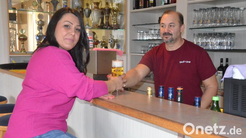 Die DJK-Sportgaststätte hat einen neuen Pächter: Merita und ihr Mann Shefshet Gashi sind ein eingespieltes Team. Auch die Söhne helfen mit. Bild: Kunz