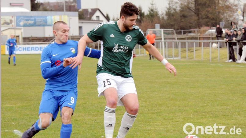 Slavomir Strmiska (rechts) vom SV Mitterteich schirmt im Spiel gegen den FC Eintracht Münchberg den Ball ab. Die Stiftländer wollen ihre sieglose Serie im Heimspiel gegen den SV Buckenhofen beenden. Bild: hoh