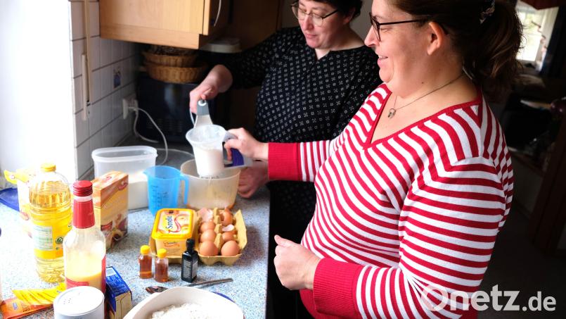 Klassischerweise wird das Osterlamm aus hellem Rührteig hergestellt. Schritt für Schritt mischen Eva Hoffmann und Andrea Zeitler (von rechts) die Zutaten für die luftige Teigmasse zusammen. Bild: do