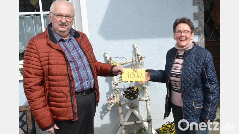 Christa Wildenauer ist für Herbert Putzer, Vorsitzender der Kinderkrebshilfe, "wie ein Engel auf Erden". 1000 Euro darf er wieder für die schwerst- und krebskranken Kinder entgegennehmen. Bild: dob