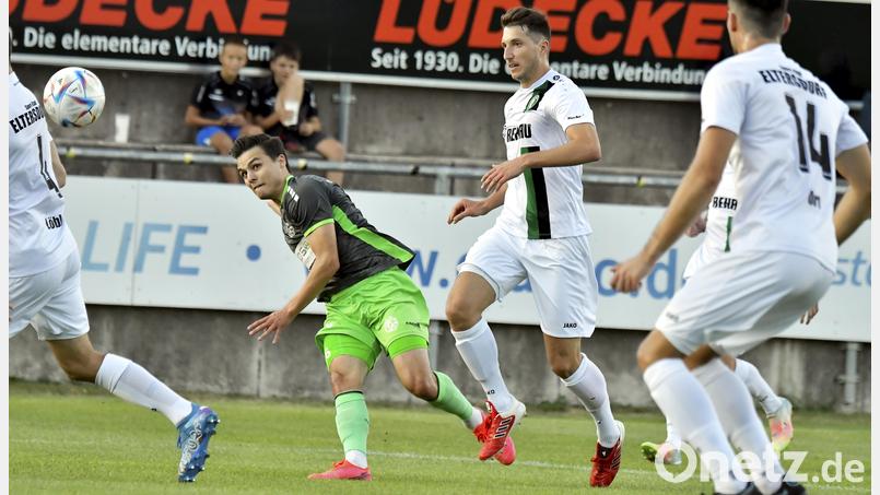 Gegen den SC Eltersdorf hat die DJK Gebenbach schon so manche herbe Niederlage einstecken müssen wie zum Beispiel beim 1:6 in der Saison 22/23 (Szene mit Patrick Hofmann). Am Samstag will es die Hempel-Truppe auf des Gegners Platz besser machen. Bild: Hubert Ziegler