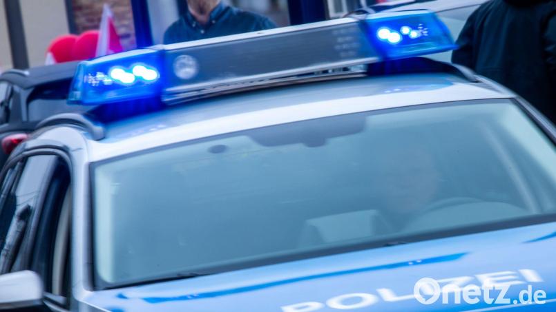 Ein Streifenwagen der Polizei ist mit Blaulicht im Einsatz. Bild: Jens Büttner/dpa/Symbolbild