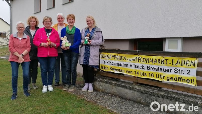 Der Osterhase legt den drei Kitas der Großgemeinde Vilseck je 700 Euro ins Nest. Bei der Spendenübergabe freuen sich (von links): die Ladenmitarbeiterinnen Elfriede Kredler und Gudrun Quarder, Monika Mrosek (Kita Vilseck), Ladenchefin Veronika Pröls, Agnes Strobl (Kita Sorghof) und Katharina Bruev (Kita Schlicht). Bild: rha