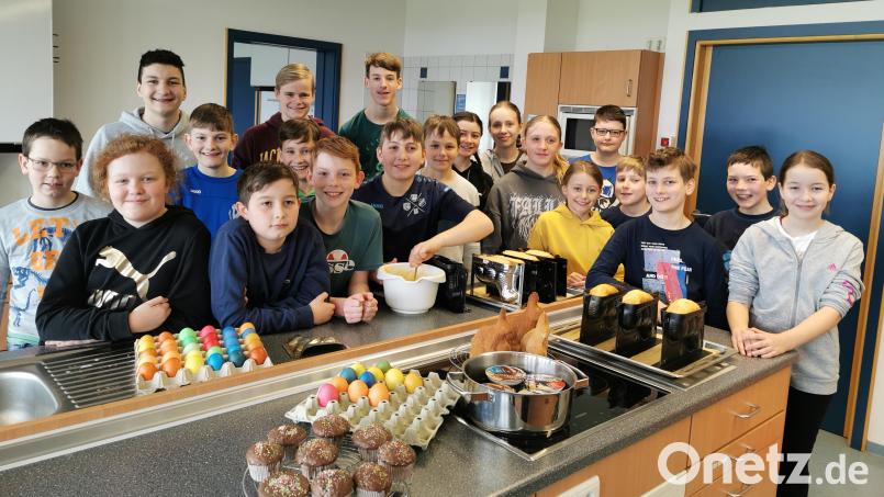 Die Ministranten der Pfarrei Niedermurach treffen sich vor Ostern zum Backen und Eier färben.Seit 15 Jahren Tradition: Die Ministranten der Pfarrei Niedermurach treffen sich vor Ostern zum Backen und Färben für die Osterspeisen-Aktion. Bild: Portner