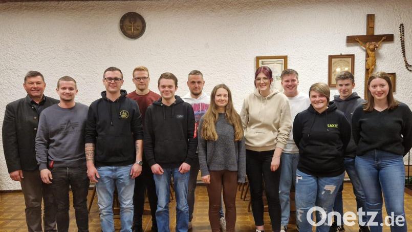 Bürgermeister Rainer Rewitzer freut sich, dass die Katholische Jugend nach den Wahlen mit Vorsitzendem Quirin Sax (Zweiter von links) und den weiteren Vorstandsmitgliedern wieder eine schlagkräftige und einsatzbereite Vorstandschaft hat. Bild: bey