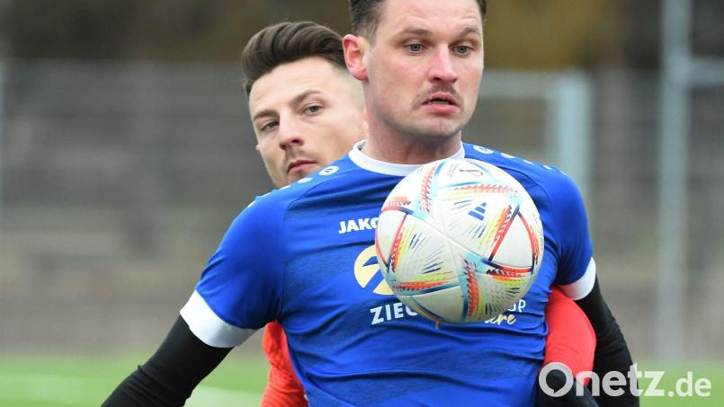 Josef Rodler (vorne) erzielte beide Treffer beim 2:1-Sieg der SpVgg SV Weiden in Kareth. Archivbild: G. Büttner