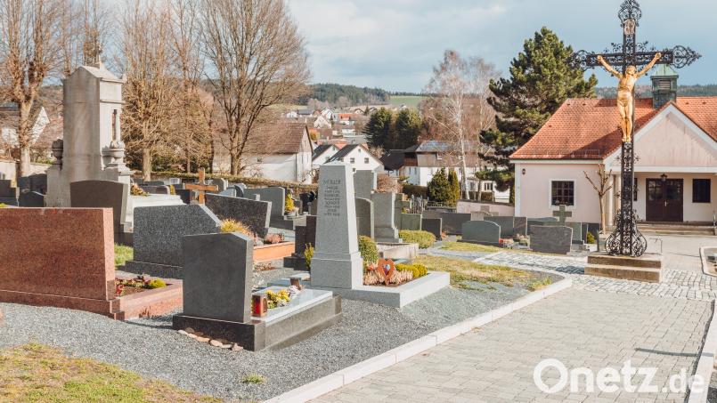 Auf dem Bärnauer Friedhof sollen Urnenstelen beziehungsweise Urnengräber entstehen. Sie sollen auf Leerflächen am alten Friedhof integriert werden. Wie die Umsetzung aussehen wird, ist noch offen. Bild: Susanne Forster