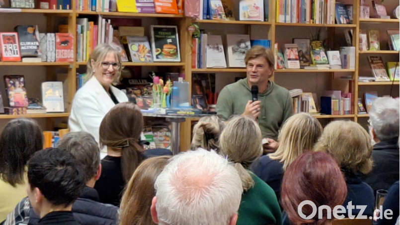 Jürgen Schmieder (am Pult) las vor großem Publikum. In der Buchhandlung Rode waren zwei Veranstaltungen komplett ausgebucht. Bild: Buchhandlung Rode/exb
