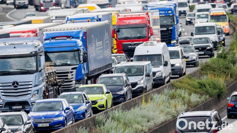 Autos und Lkw stauen sich auf einer Autobahn. Bild: Rolf Vennenbernd/dpa/Symbolbild