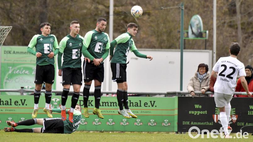 Ammerthaler Abwehrmauer mit Bodenschutz: Die DJK-Defensive muss besser stehen als in den ersten Spielen nach der Winterpause, wenn man gegen den VfB Eichstätt eine Chance haben will. Die Leistung beim Auswärtssieg in Ingolstadt gibt schon mal die richtige Richtung vor. Archivbild: Hubert Ziegler