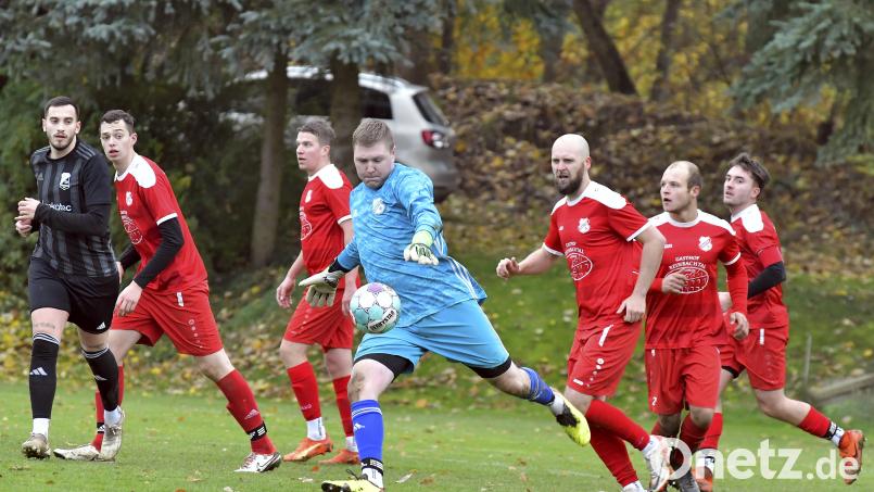 Die entscheidende Phase der Fußball-Kreisliga Süd beginnt – sowohl an der Tabellenspitze als auch im Tabellenkeller: Der TSV Königstein (im Bild Torhüter Jannik Brunner beim Abschlag, Mitte) muss am Oster-Doppelspieltag unter anderem zum Derby zum 1. FC Neukirchen, der mit Verletzungssorgen und gegen den Abstieg kämpft. Archivbild: Hubert Ziegler