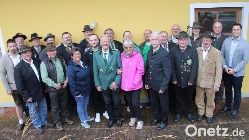 Zahlreiche Schützen gratulieren Manfred Muck zum 80. Geburtstag, unter ihnen auch die Bürgermeister Rudolf Teplitzky und Walter Schauer (im Bild von rechts). Bild: dl
