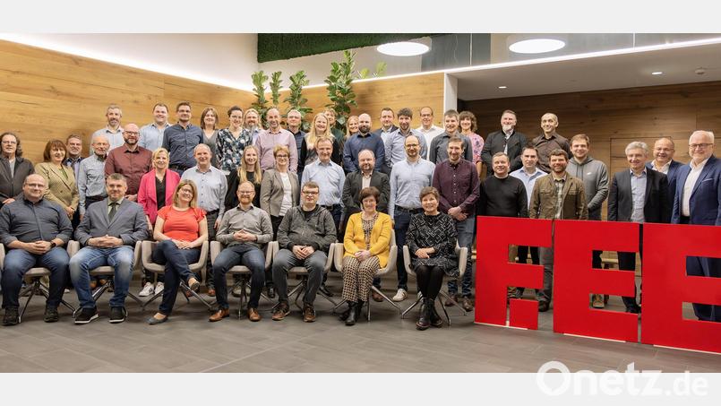 Das Unternehmen FEE ehrt Mitarbeiter für 25-jährige und 10-jährige Betriebszugehörigkeit. Unser Bild zeigt die Geehrten zusammen mit der Geschäfts- und Personalleitung. Bild: FEE GmbH, Carolin Hampp/exb