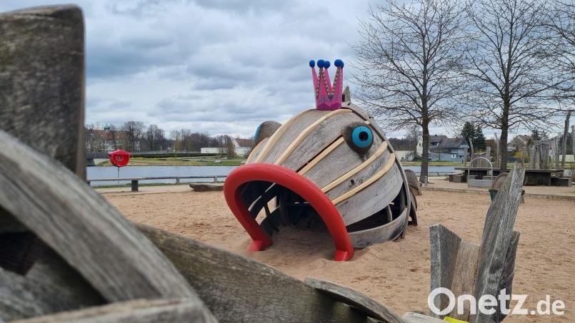 Der Königskarpfen, ein Spielgerät auf dem Spielplatz &quot;Fischers Fritz&quot; am Fischhofpark ist nach Ausbesserungsarbeiten wieder freigegeben. Die ausgetauschten Bretter sind gut zu erkennen. Bild: kaz