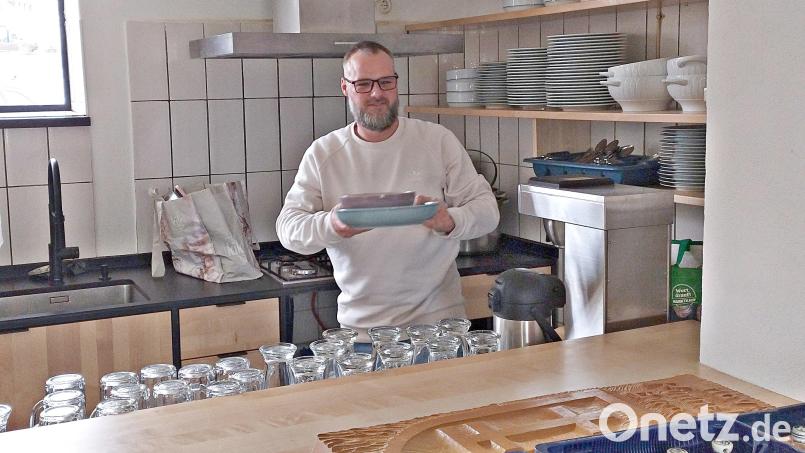 Pächter Robin Hopkins ist schon mit den Vorbereitungen beschäftigt. Das Haus soll auch manchen Farbtupfer erhalten. Bild: ld
