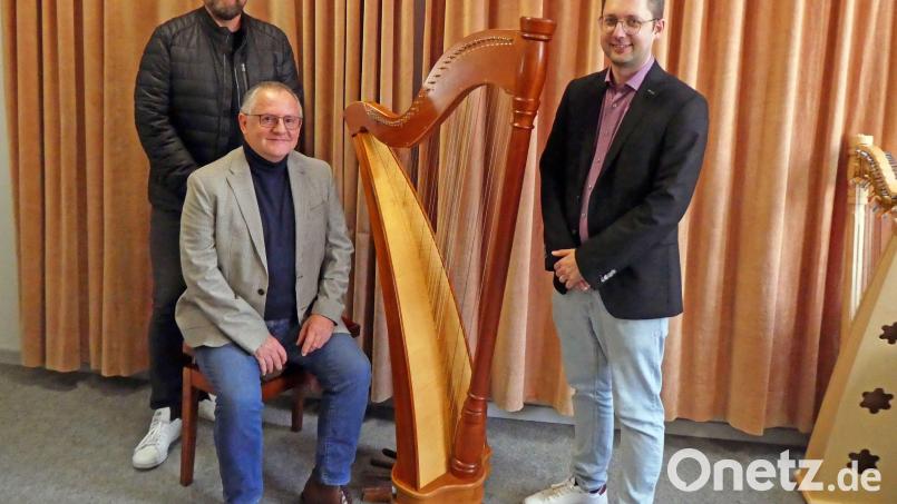 Die Harfe boomt, sagt Musikschulleiter Thorsten Willecke (rechts). Bastian Braun (von links) und Elmar Baumer vom Lions Club Weiden überreichen eine Spende für den Unterhalt der Instrumente. Bild: Lions Club Weiden/exb