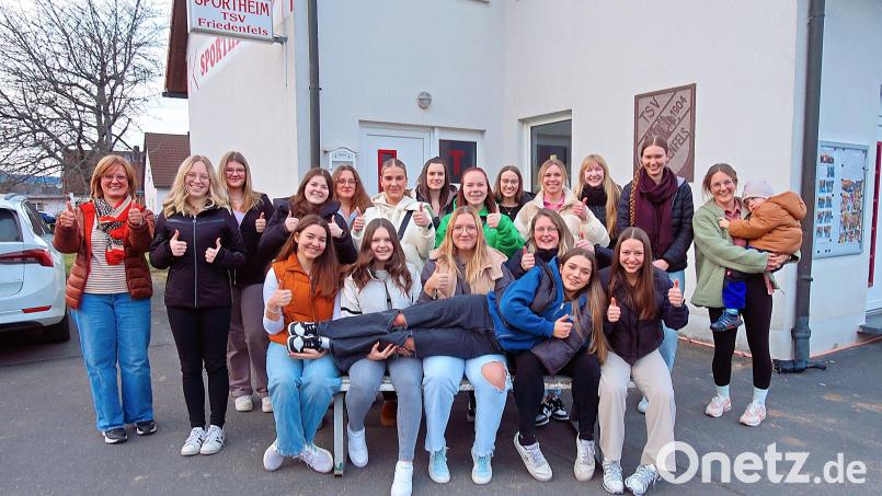 Vorfreude bei den Festdamen auf das 120. Gründungsjubiläum des Schützenvereins Frauenreuth und des Turn- und Sportvereins Friedenfels. Mit im Bild die beiden Festdamenbetreuerinnen Erika Heider (links) und Anna Härtl (rechts). Bild: bsc