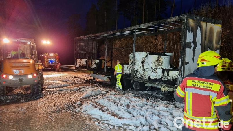Bis spät nachts dauerte am Mittwoch die Bergung des ausgebrannten Lkw-Anhängers auf der A6 bei Amberg. Bild: hbe