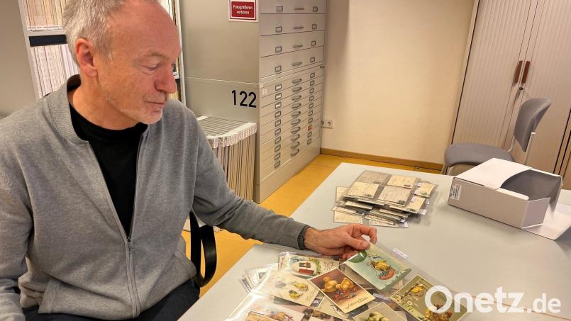 Der Schwandorfer Stadtarchivar Josef Fischer mag die bunten, fröhlichen Osterkarten am liebsten. Bild: ihl