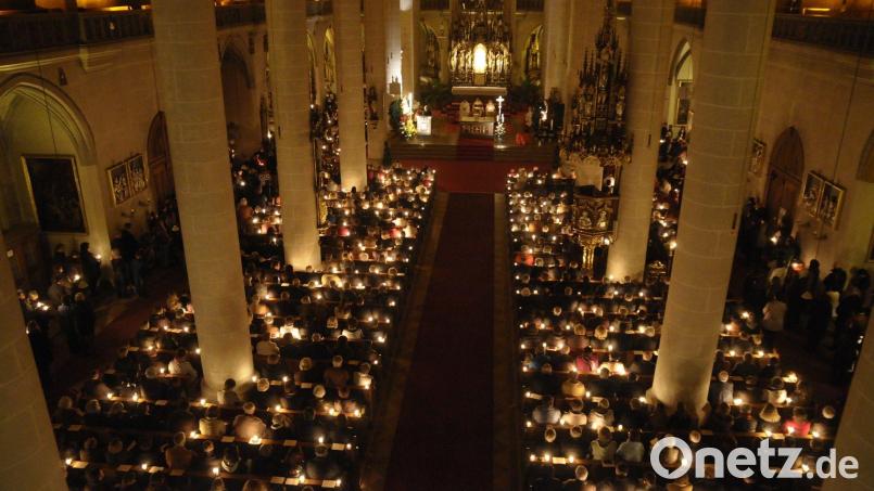 Hunderte Kerzen verwandeln die Amberger Basilika St. Martin in ein Lichtermeer: In der Osternacht ist die Kirche noch richtig voll, sagt Stadtpfarrer Thomas Helm. Und er hat mehrere Gründe, warum er den besonderen Gottesdienst am Abend des Karsamstag abhält – und nicht am Sonntagmorgen. Archivbild: Petra Hartl