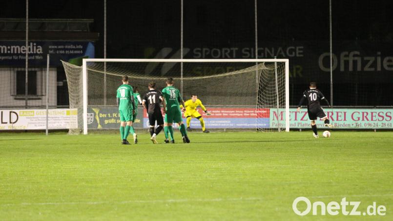 Die Entscheidung: Tobias Eichermüller vom 1. FC Rieden verwandelt den Foulelfmeter gegen Jannik Schmutzer im Gehäuse des 1. FC Schlicht sicher und cool zum 2:0. Bild: Richard Weigert
