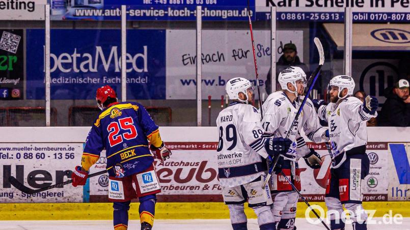 Tyler Ward, Vladislav Filin und Markus Eberhardt (von links) von den Blue Devils Weiden wollen auch im Halbfinale jubeln. Mit einem Heimspiel beginnt am Karsamstag die Serie gegen die Tilburg Trappers. Bild: Werner Moller