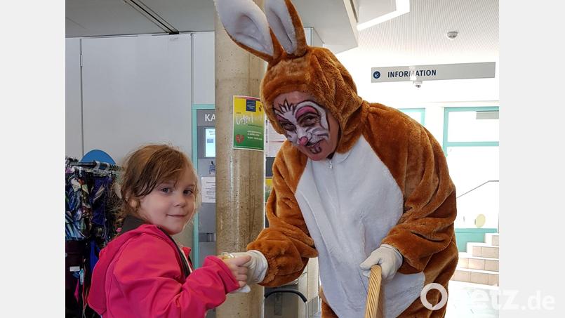Der Osterhase kommt wieder ins Kurfürstenbad. Archivbild: Stadtwerke Amberg, Daniel Wanninger/exb