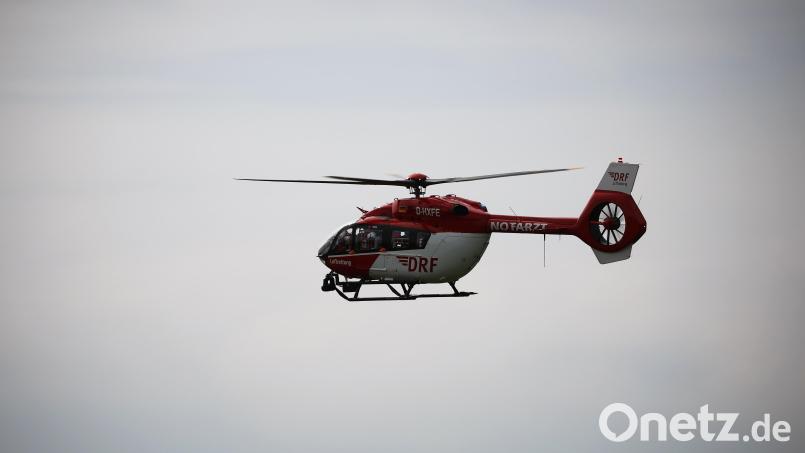 Bei Neustadt am Kulm hat sich ein 39-Jähriger beim Baumfällen schwer verletzt. Rettungskräfte brachten den Mann mit einem Rettungshubschrauber in ein umliegendes Krankenhaus. Symbolbild: Jan Woitas