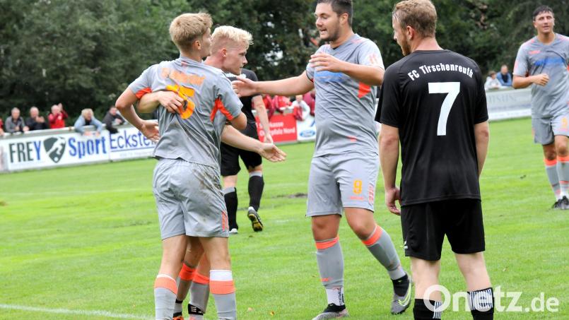 Am Ostermontag treffen der Tabellenzweite FC Tirschenreuth und der Dritte TSV Waldershof aufeinander. Im Hinspiel (Szene) bejubelten die Waldershofer (graue Trikots) einen 4:3-Erfolg. Archivbild: hho