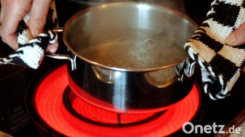 Auf dem Zimmer kochen ist in einer Asylbewerberunterkunft in Sulzbach-Rosenberg verboten. Ein Bewohner wollte das nicht einsehen - und ist ausgerastet. Symbolbild: Patrick Pleul/dpa