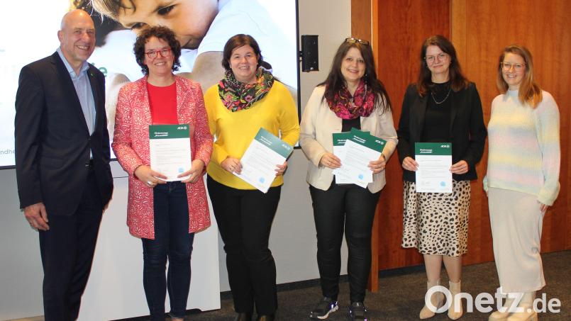 AOK- Direktor Volker Schödel (links) mit den Schulleiterinnen der Albert-Schweitzer-, Dreifaltigkeits-, Barbara- und Seyfried-Schweppermann-Grundschule und Beiratsvorsitzender Katja Ertl (rechts). Bild: AOK, Stefan Schmidt/exb