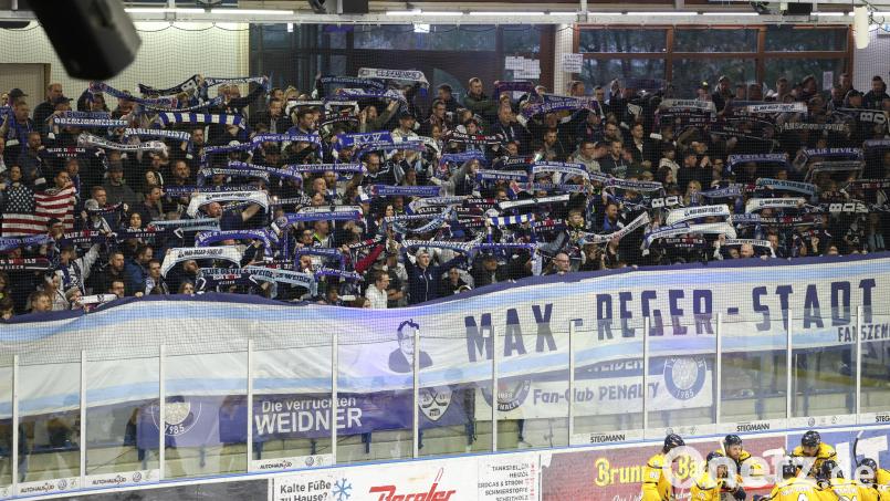 Szenen aus dem ersten Play-off-Halbfinale in der Eishockey-Oberliga zwischen den Blue Devils Weiden und den Tilburg Trappers. Bild: Tobias Neubert