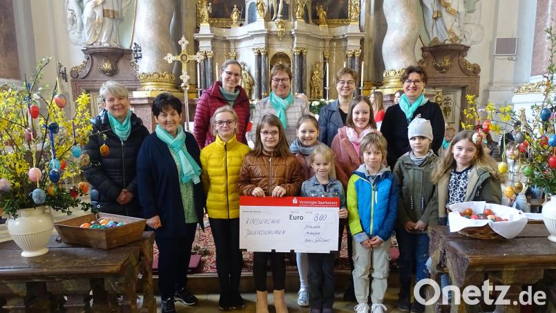 Die 800-Euro-Spende geht an den Kinder- und Jugendchor sowie die Jugendgruppen der Pfarrei Michelfeld. Die Erwachsenen auf dem Bild von links: Marietta Neukam, Emilie Dietl, Bianca Fuchs, Brigitte Kormann, Martina Schmirler und Regina Lord. Bild: ll