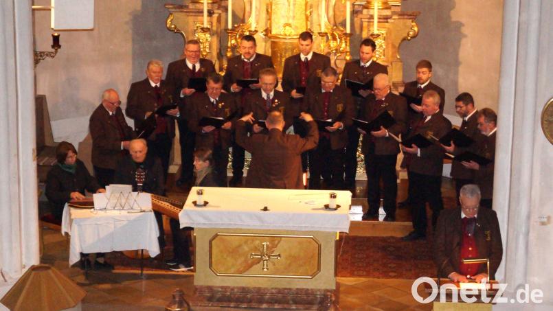 Der Männergesangverein Gemütlichkeit Weihern und die Wernberger Stubenmusik umrahmen musikalisch die &quot;traurigste Gschicht&quot;, die Helmut Schweiger vorliest. Bild: slh