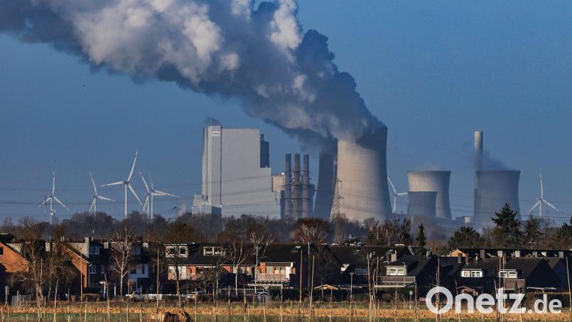 Das Braunkohlekraftwerk Neurath. Im Vordergrund der Pulheimer Ortsteil Sinnersdorf. Bild: Oliver Berg/dpa