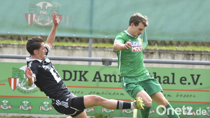 Kampf war Trumpf zwischen der DJK Ammerthal und dem VfB Eichstätt. In dieser Szene hindert Dennis Weidner (links) von der DJK seinen Gegenspieler gerade noch an der Flanke. Bild: Hubert Ziegler