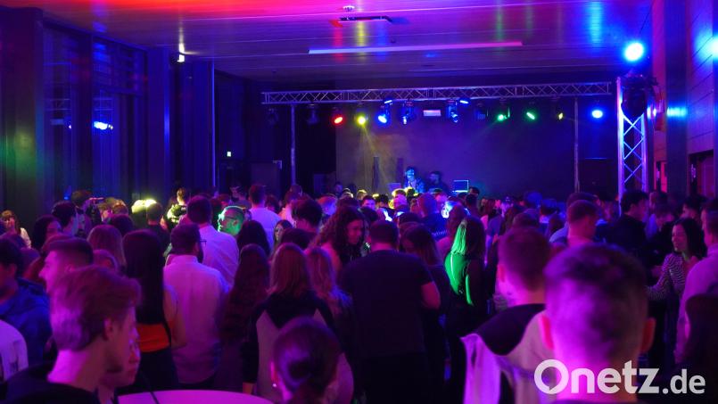 Die Location ist voll mit tanzenden Gästen. Bild: roj