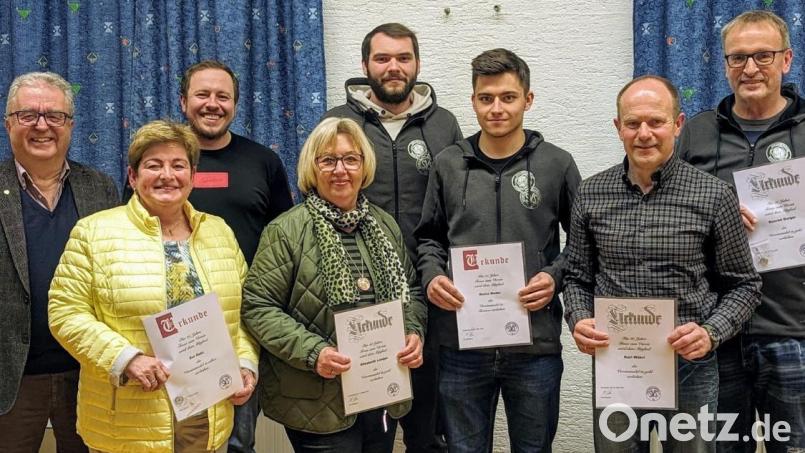 Treue Mitglieder ehrte der SV Schönhaid: Im Bild von links Bürgermeister Toni Dutz, Evi Dutz, Zweiter Vorsitzender Johannes Busl, Elisabeth Langer, Dritter Vorsitzender Florian Schmid, Marco Sieder, Karl Wührl, Konrad Burger. Bild: Georg Lauton/exb
