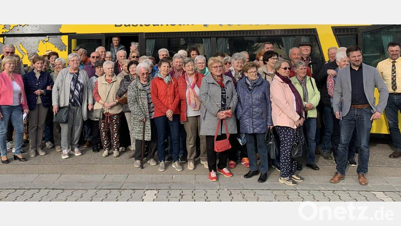 An zwei Tagen informieren sich die Senioren bei einer Ortsrundfahrt über das aktuelle Geschehen in Schwarzenfeld. Bild: Silvia Beck/exb