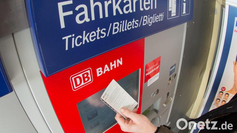 Weil er für zwei Fahrten mit der Bahn keine Tickets gelöst hatte, musste sich ein 35-Jähriger nun vor dem Amtsgericht in Amberg verantworten. Symbolbild: Armin Weigel