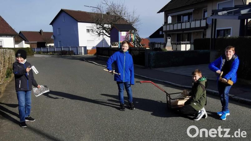 Die Ministranten Florian Bösl, Max Hummer, Luis Kleber und Vincent Kleber (von links) kündigen an Karfreitagfrüh auf der Straße mit ihren Holzschlaginstrumenten lautstark die Kreuzwegandacht an. Bild: gz