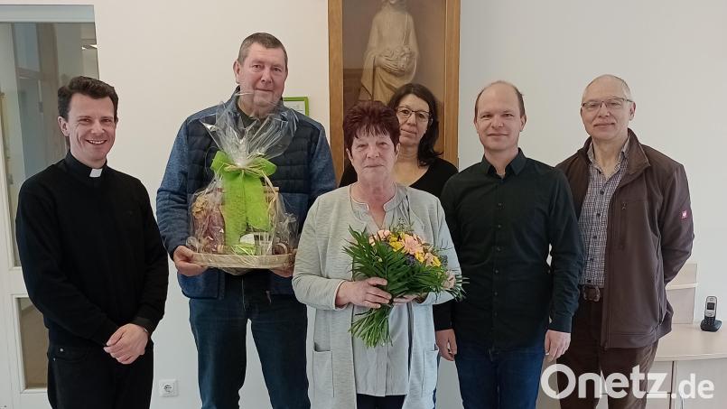 Pfarrer Thomas Kohlhepp (links) verabschiedet Evi Pietruska in den Ruhestand. Bild: sei