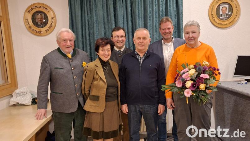 Ulrich, Eva-Maria und Ruppert Schmid (von links) sowie Bürgermeister Alwin Märkl (Zweiter von rechts) verabschiedeten Jagdvorsteher Theo Schadl und überreichten dessen Ehefrau Martha einen Blumenstrauß. Bild: Petra Donhauser/exb