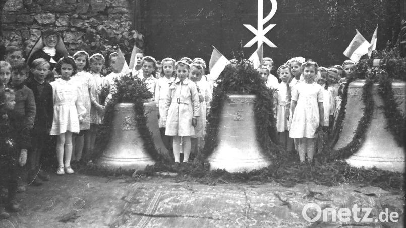 Eingerahmt von den Kommunionkindern mit Schwester Sebastiana warteten die neuen Glocken an der Zwingermauer am 3. April 1949 auf ihre Weihe. Bild: Archiv Rosi Hasenstab